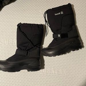 Kamik snow boots size 9. Lightly used.